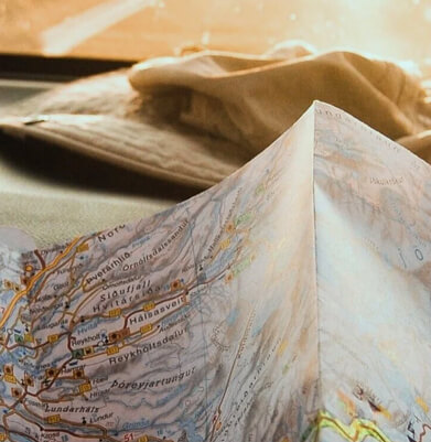 Carretera australiana al amanecer con un mapa sobre el salpicadero